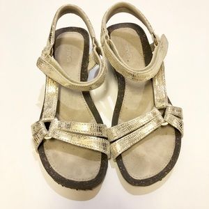 Teva Ventura Cork 2 sandals size 6.5 gold metallic